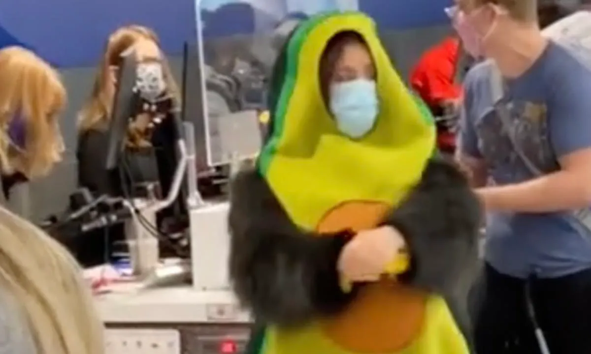 Ruimbagage weegt veel te veel, vrouw trekt al haar onesies aan