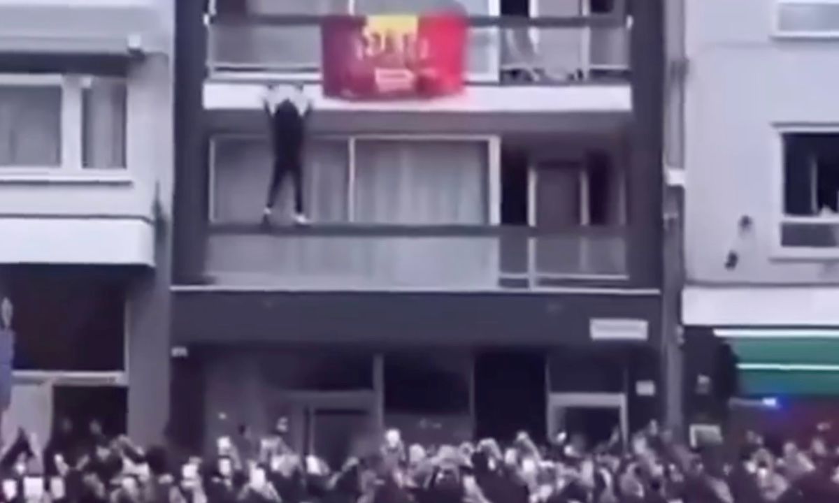 Marokkaanse fans trekken Belgische vlag van balkon