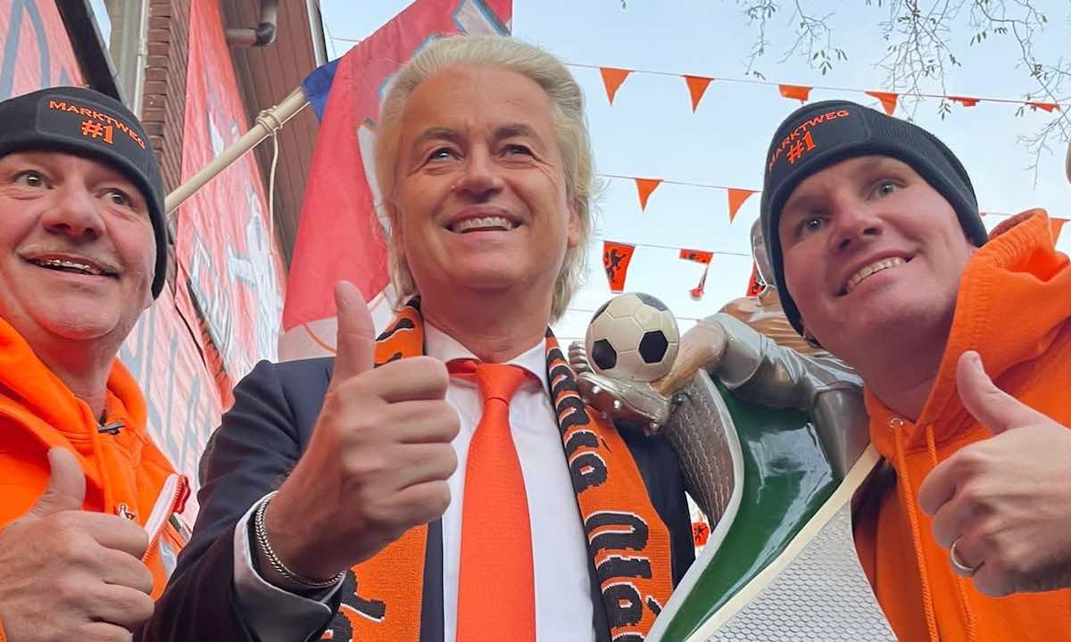 Beelden: Geert Wilders viert voetbalfeestje in Den Haag
