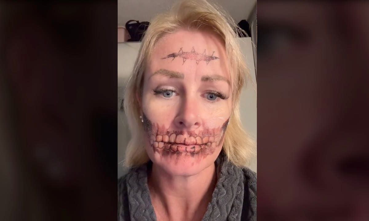 Vrouw krijgt Halloween-tattoo niet van haar gezicht en moet zo naar werk