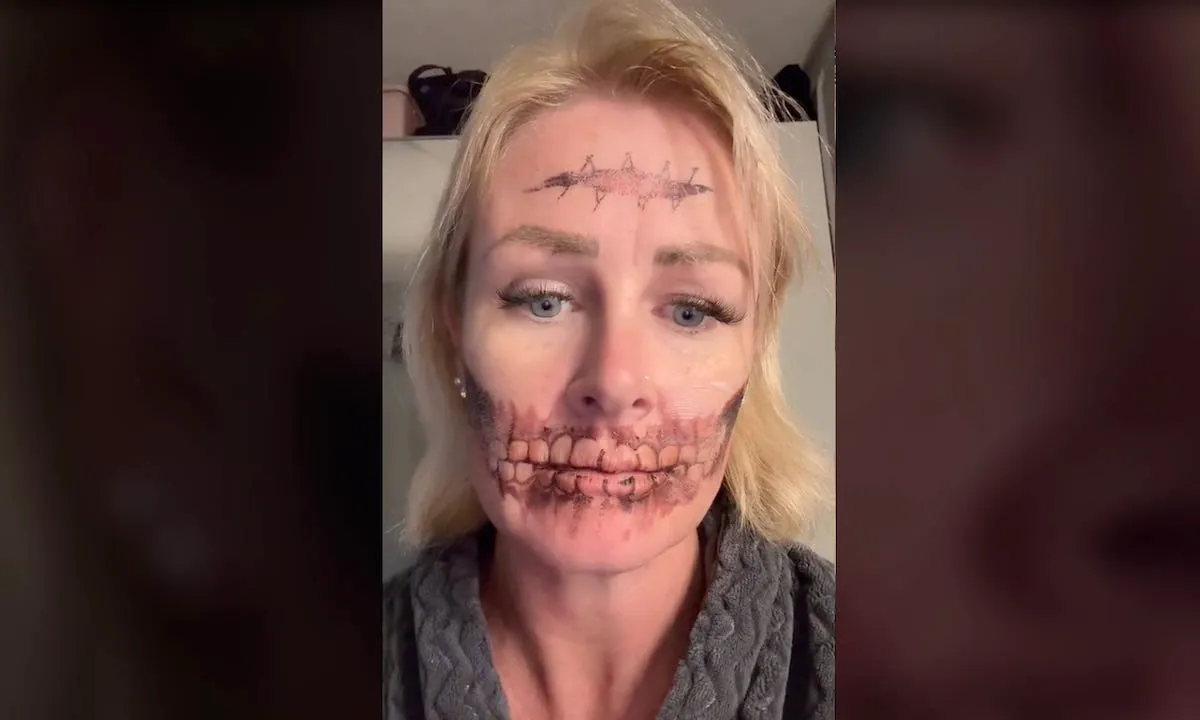 Vrouw krijgt Halloween-tattoo niet van haar gezicht en moet zo naar werk