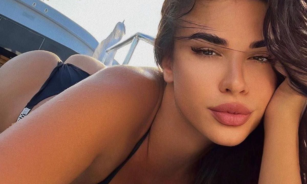 Kroatisch supermodel gaat uit de kleren in Qatar