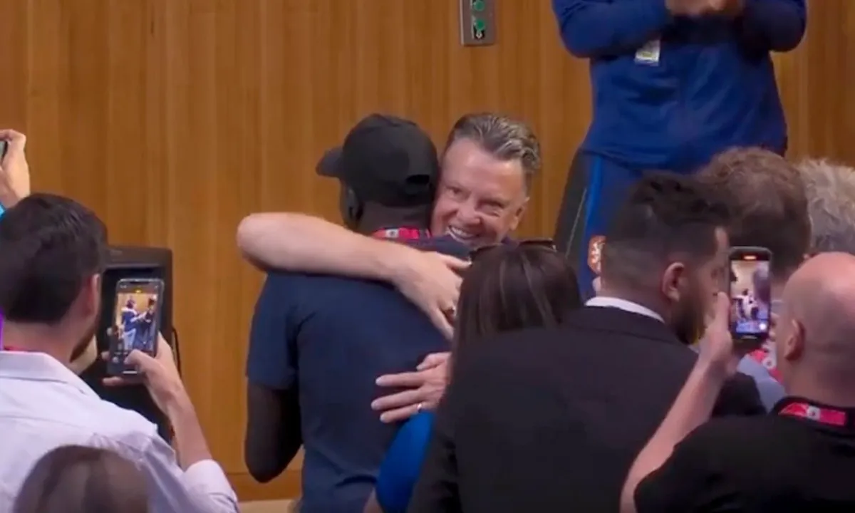 Senegalese journalist groot fan van Louis van Gaal en krijgt dikke knuffel