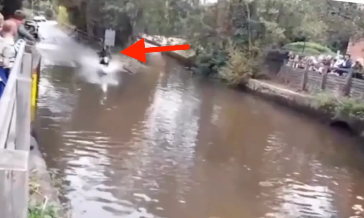 En daarom rij je nooit met je motor door een diepe plas