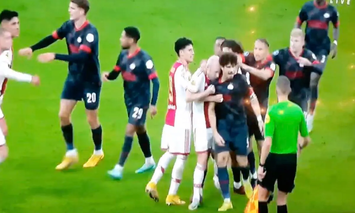 Opstootje tussen spelers na afloop Ajax - PSV