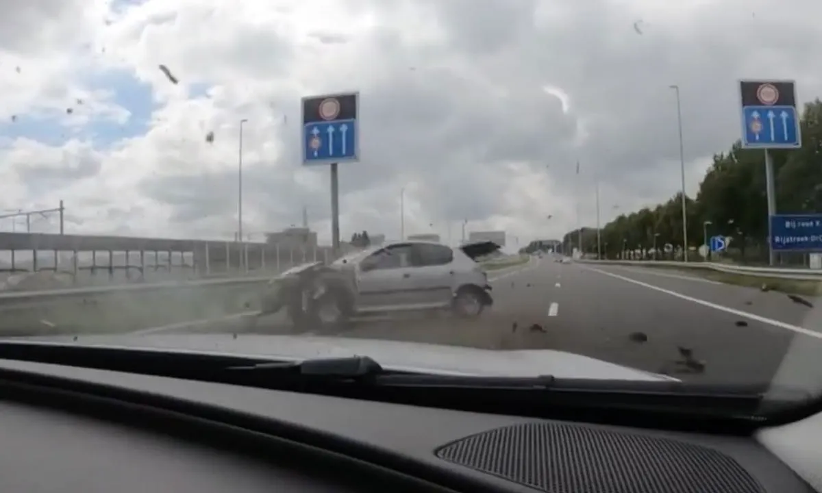 Bijzondere beelden: politie beukt vluchtende auto in de vangrail