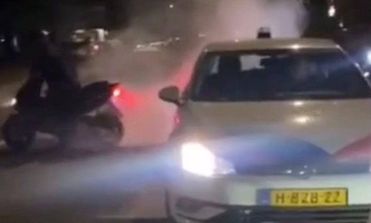 Scooterventjes dagen de politie uit met wheelies en burn-outs