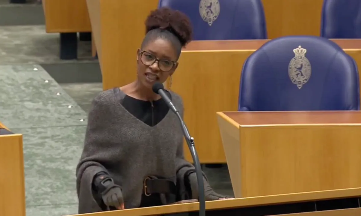 Video: Sylvana Simons is WOEST en stormt de Tweede Kamer uit