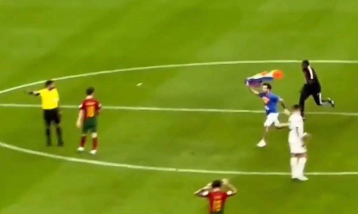 De beelden die u van de FIFA niet mag zien: man met regenboogvlag bestormt het veld