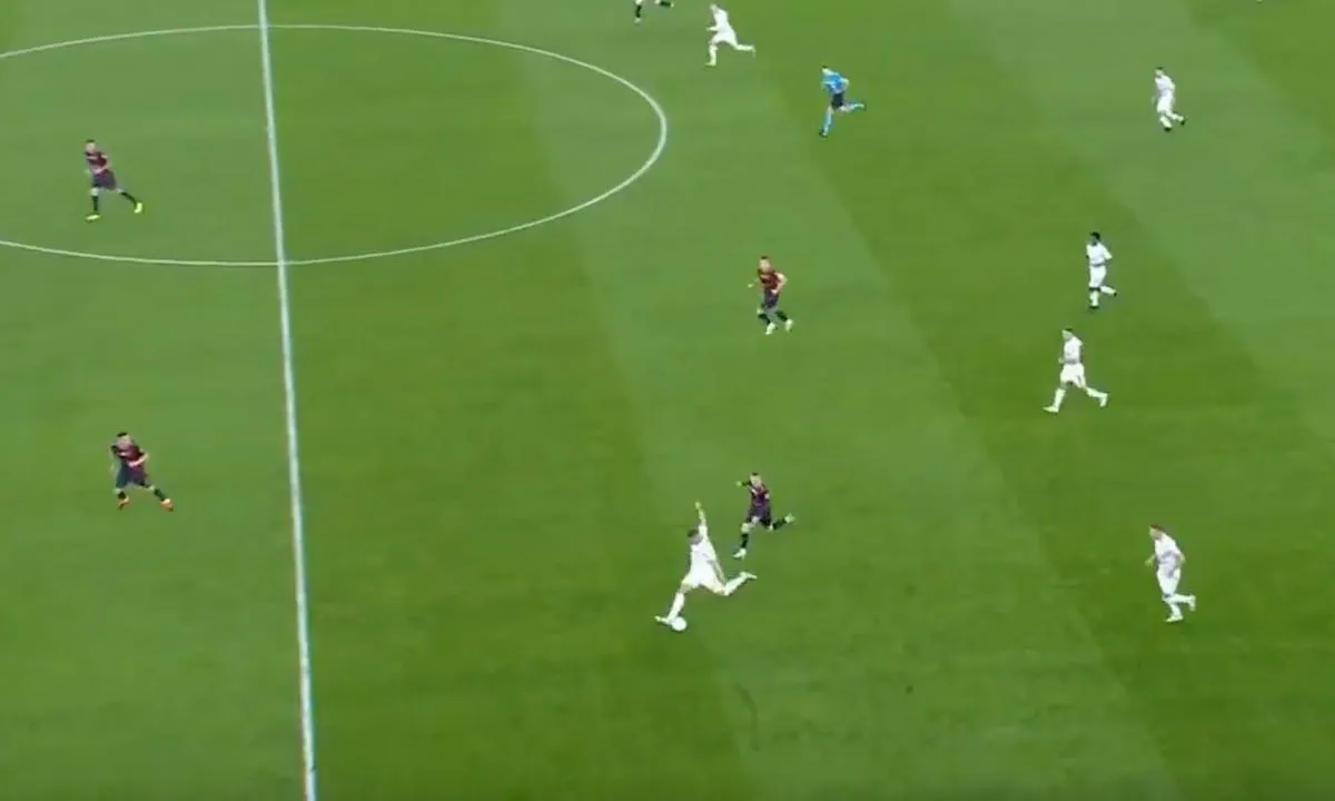 Doelpunt van het jaar? Lucas Podolski maakt wereldgoal vanaf eigen helft