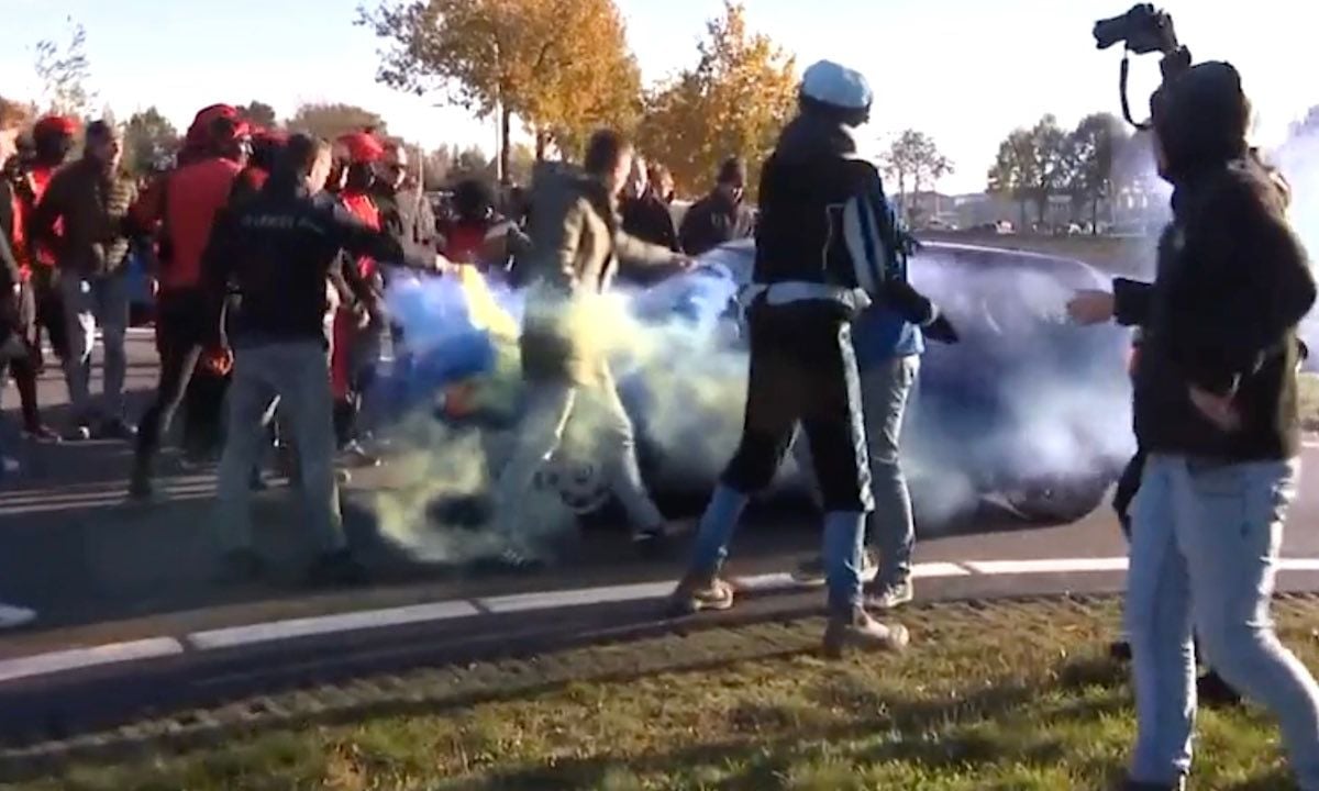 Beelden: Zwarte Pieten slopen auto's van demonstranten in Staphorst
