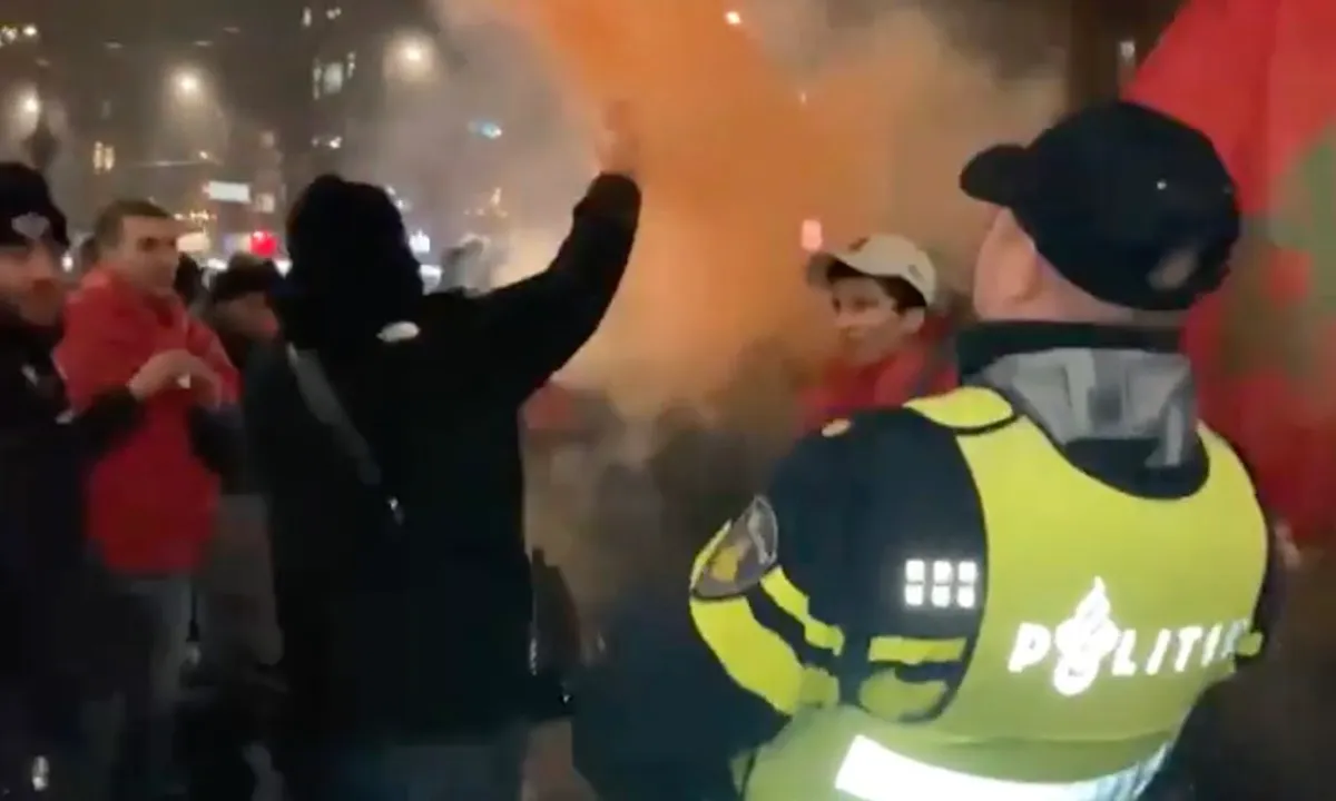 Agent viert feestje mee na overwinning Marokko