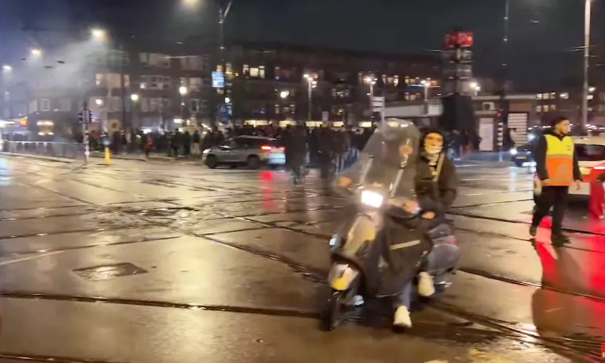 Rellende Mocro's gooien zwaar vuurwerk naar politie in Amsterdam, ME grijpt in