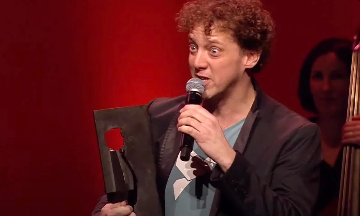 Genieten: Jochem Meyer doet een geweldige imitatie van Toon Hermans