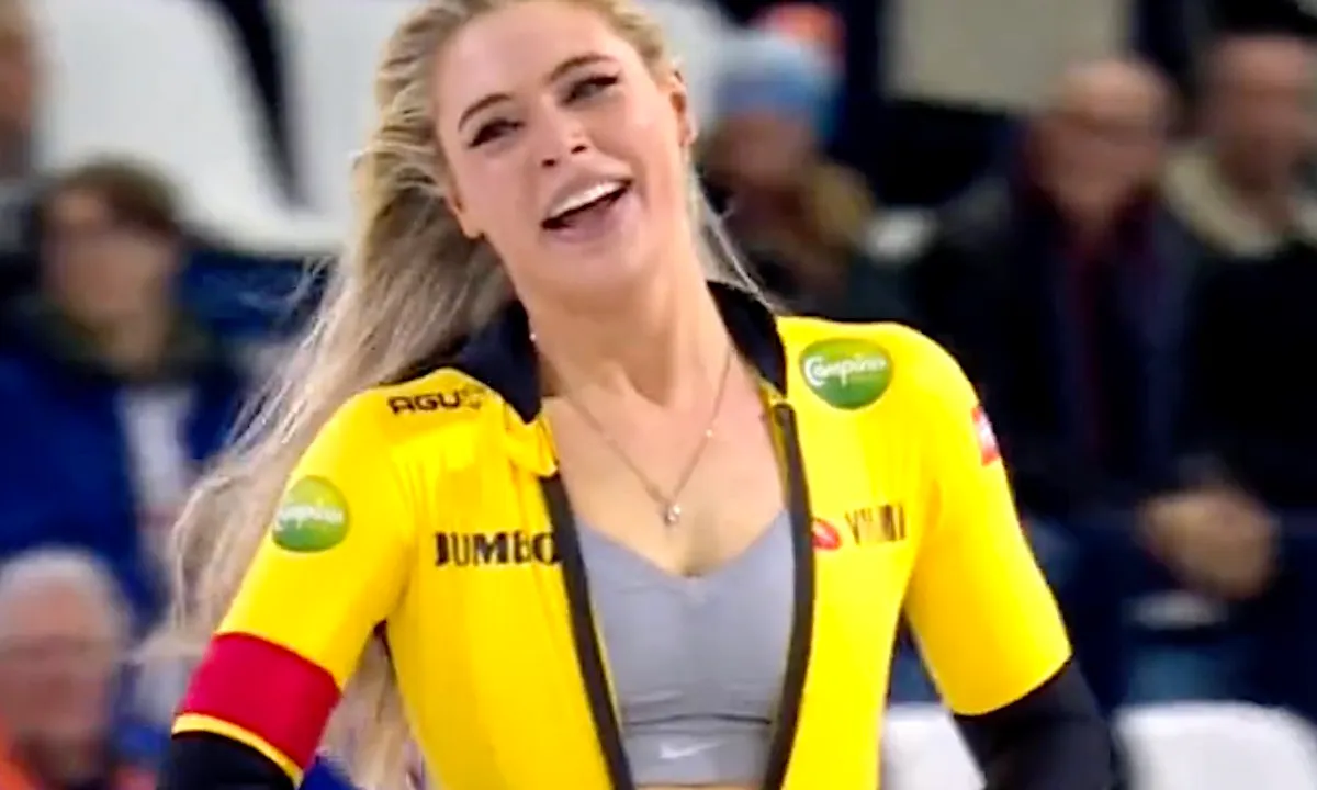 Jutta Leerdam pakt baanrecord in Thialf en ritst van blijdschap haar top open