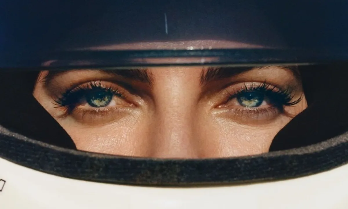 Vriendin Max Verstappen shinet op cover van Vogue