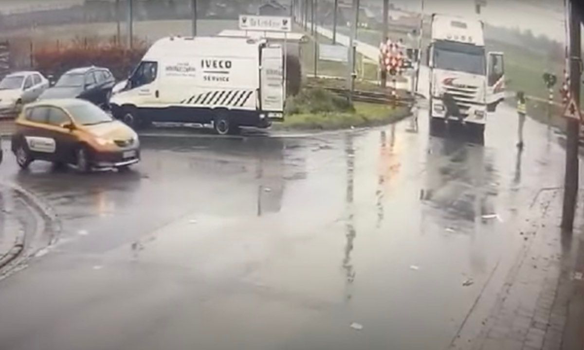 Trein doorboort vrachtwagen in België, meerdere gewonden [BEELDEN]