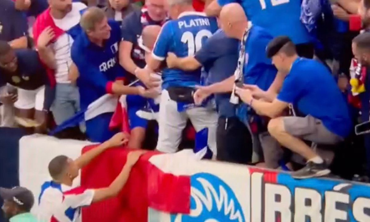 Kylian Mbappé schiet bal in gezicht van fan, komt persoonlijk excuses aanbieden