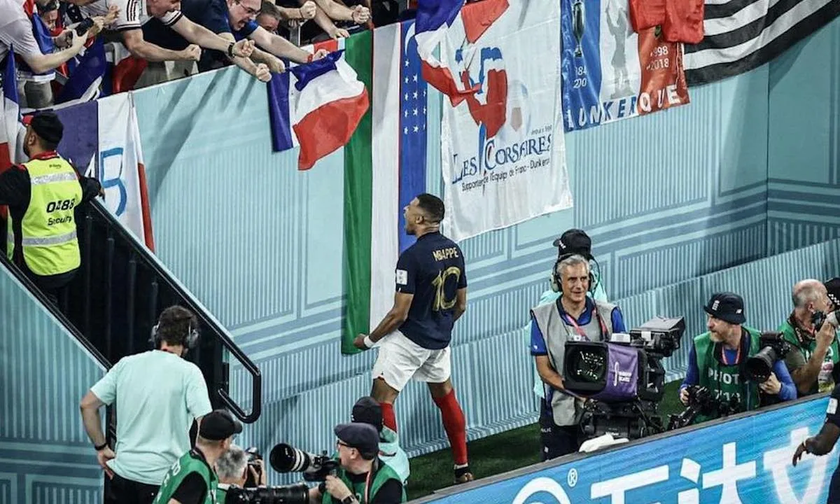 Ijzersterke Kylian Mbappé brengt Frankrijk naar kwartfinale