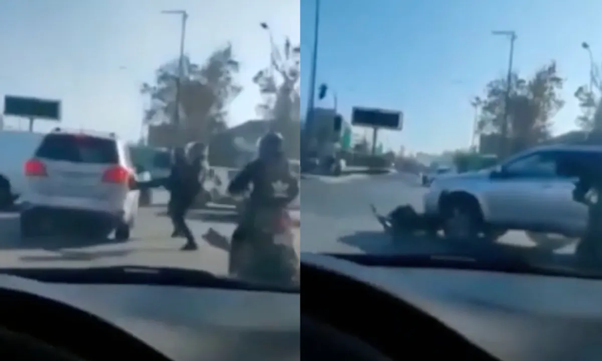 Genieten! Portie karma voor motorrijder die auto aanvalt