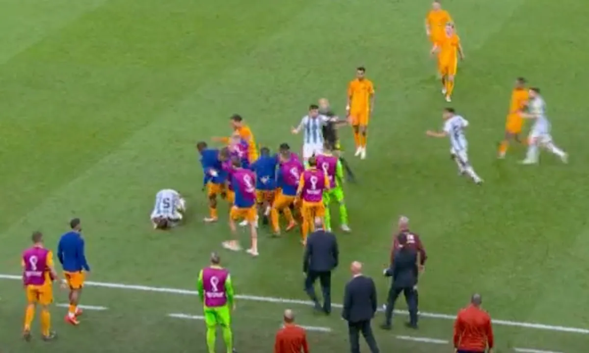 Nederlands elftal woest en valt Argentijnse spelers aan