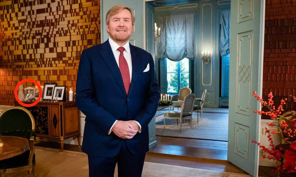 Koning geeft kersttoespraak, kijkers merken iets vreemds op de achtergrond