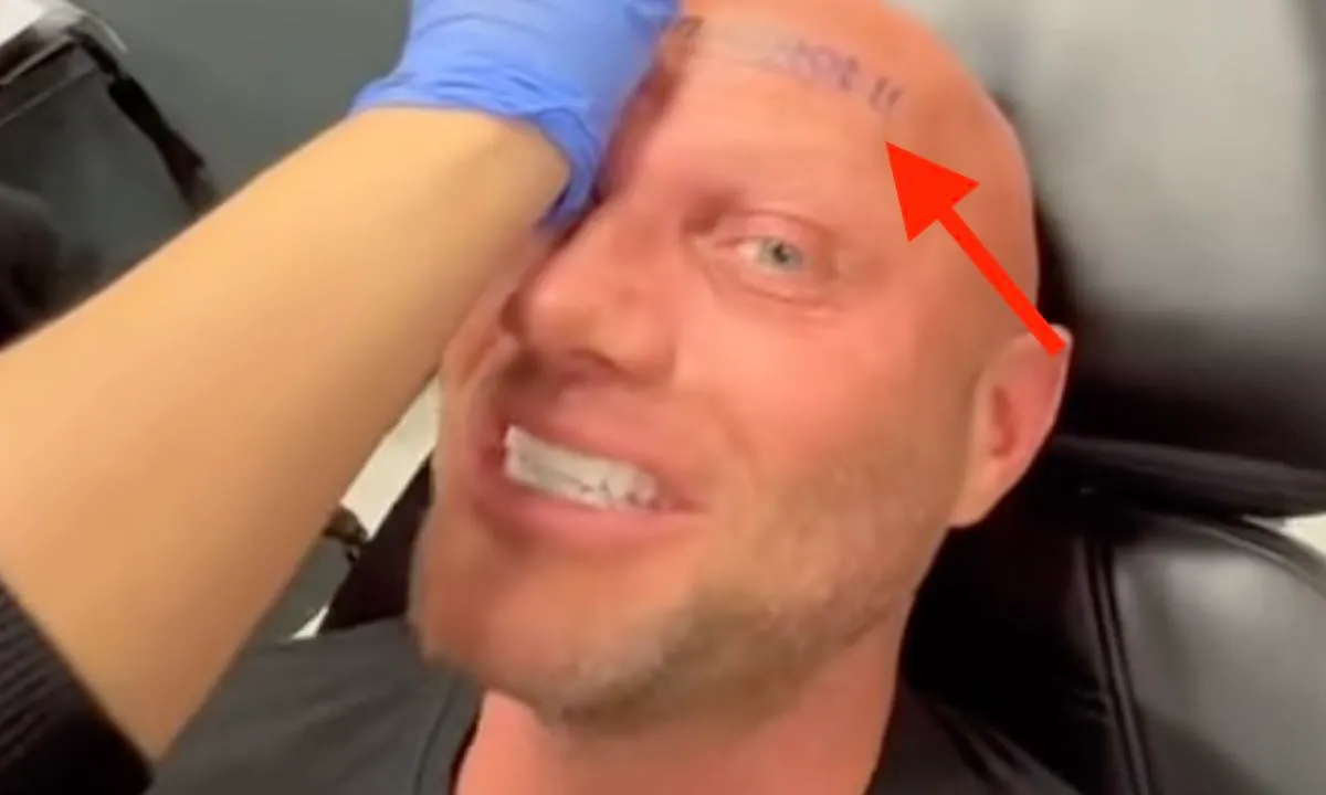 Alex Soze draait door en laat tattoo op voorhoofd zetten