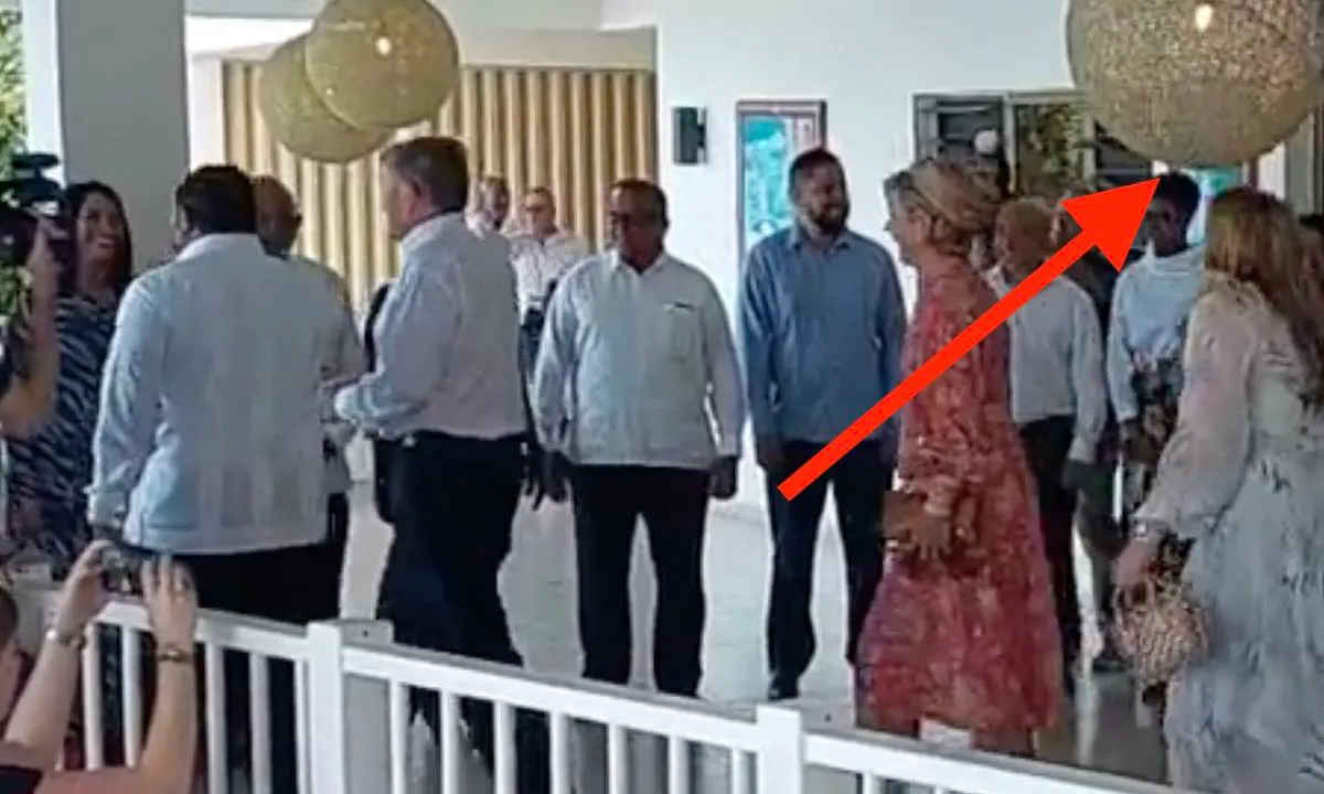 Boink! Prinses Amalia loopt tegen de lamp