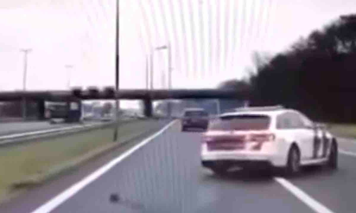 BEELDEN: Nederlandse politie-auto vliegt uit de bocht op snelweg