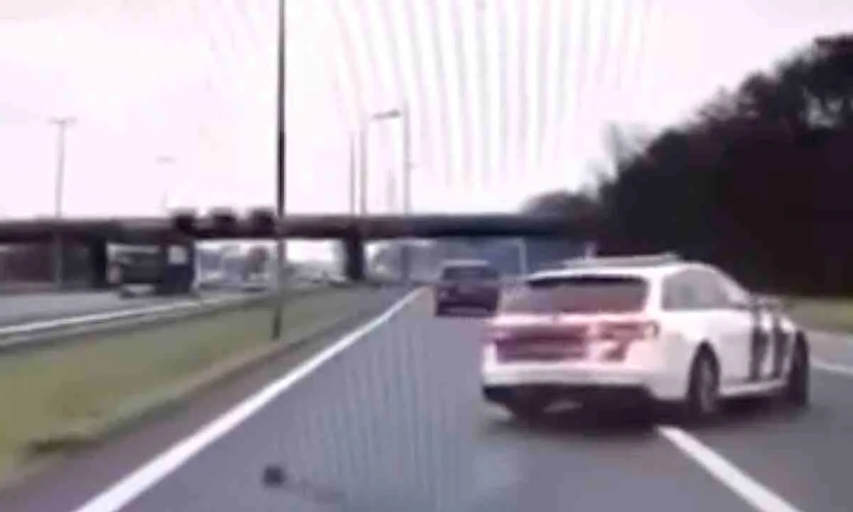 BEELDEN: Nederlandse politie-auto vliegt uit de bocht op snelweg