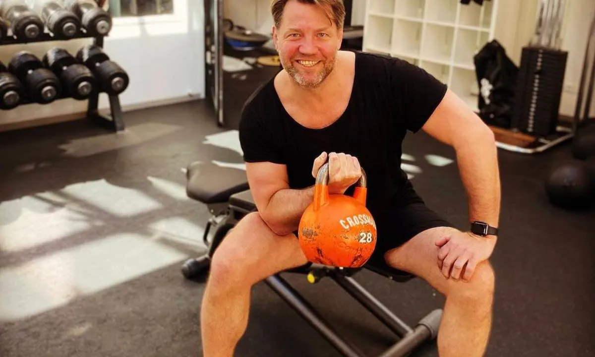 Dennis van der Geest het huis uit gegooid om pijnlijke reden