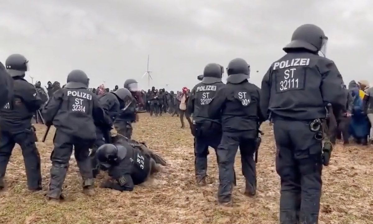 Duitse politie loopt vast in de modder, klimaatactivisten grijpen hun kans