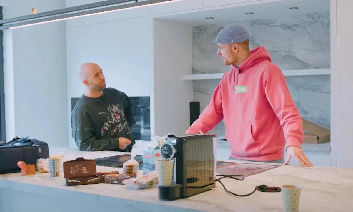 Enzo Knol geeft een rondleiding door zijn nieuwe woning