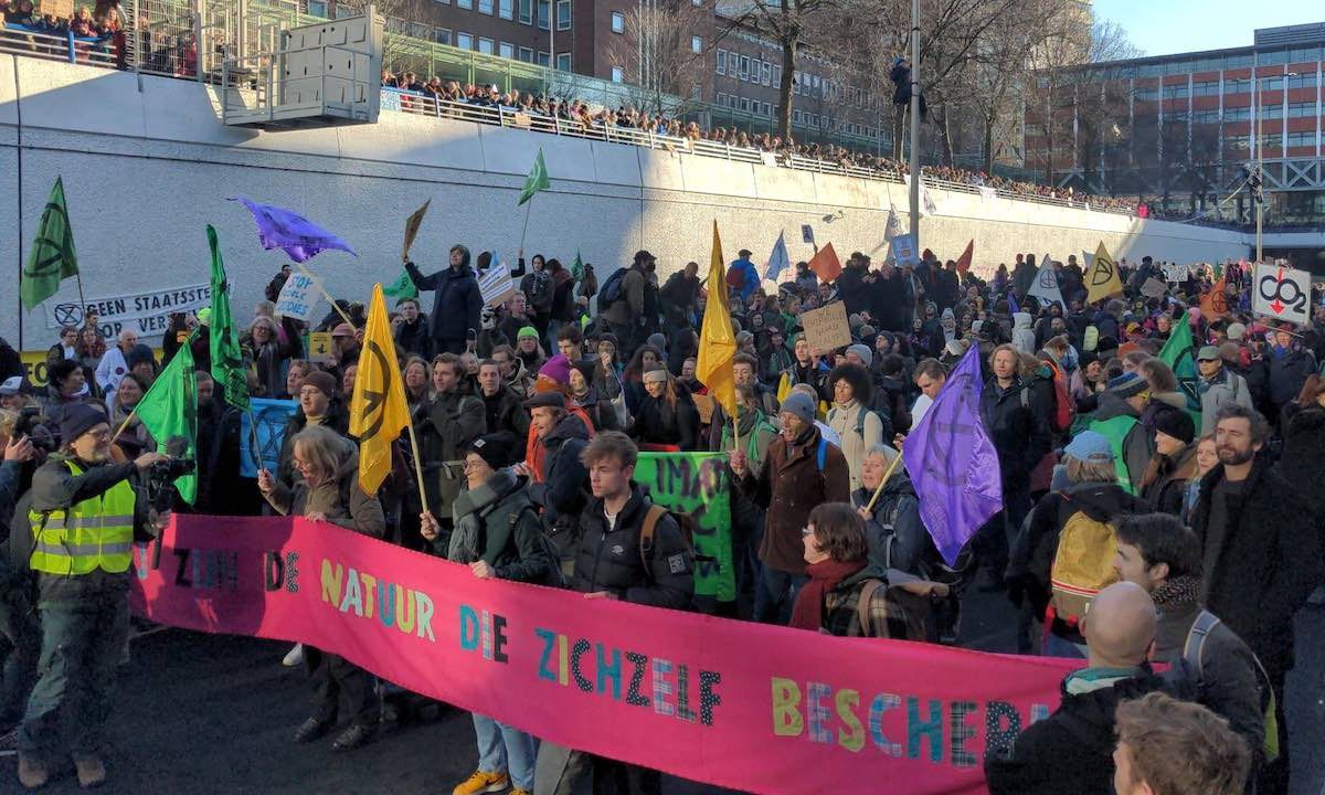 Meer dan duizend mensen blokkeren snelweg A12 bij Den Haag