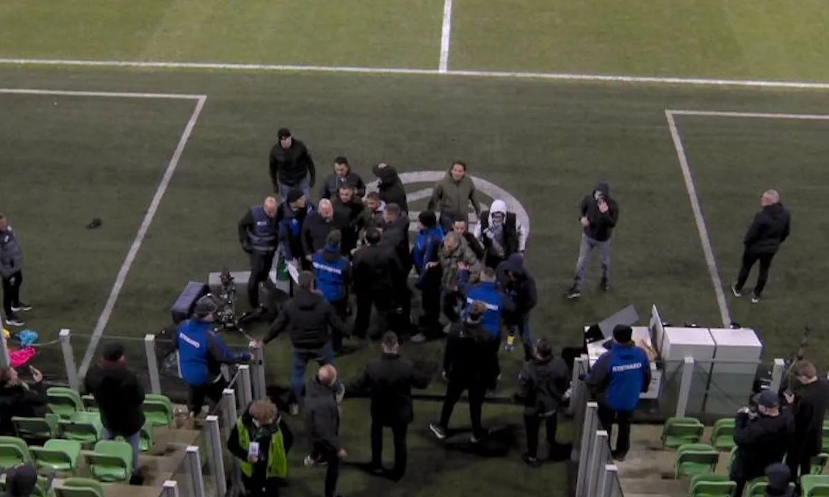 Woedende Groningen-fans bestormen het veld en vallen spelers aan