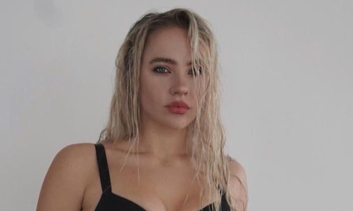 Nederlandse model strooit met foto's waarop ze in haar ondergoed staat