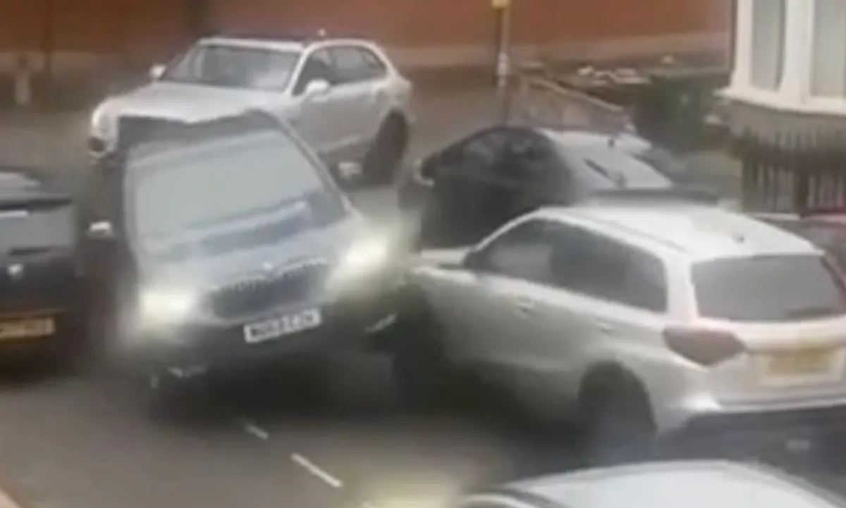 Dieven stelen BMW en Bentley, auto's verliezen flink waarde door schade