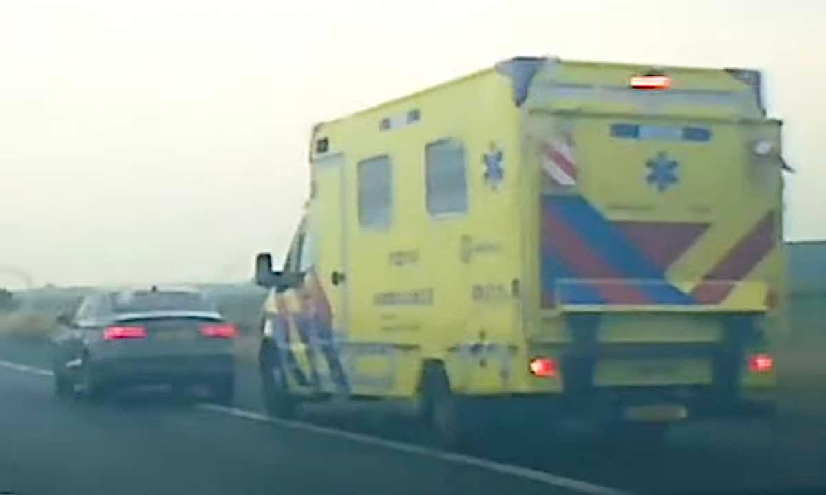 Gek in Audi probeert ambulance van de weg te drukken