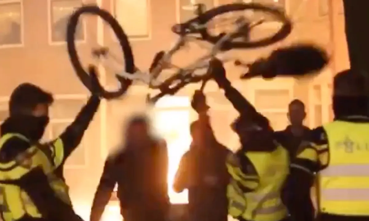 Politie krijgt fiets richting hoofd gesmeten tijdens jaarwisseling
