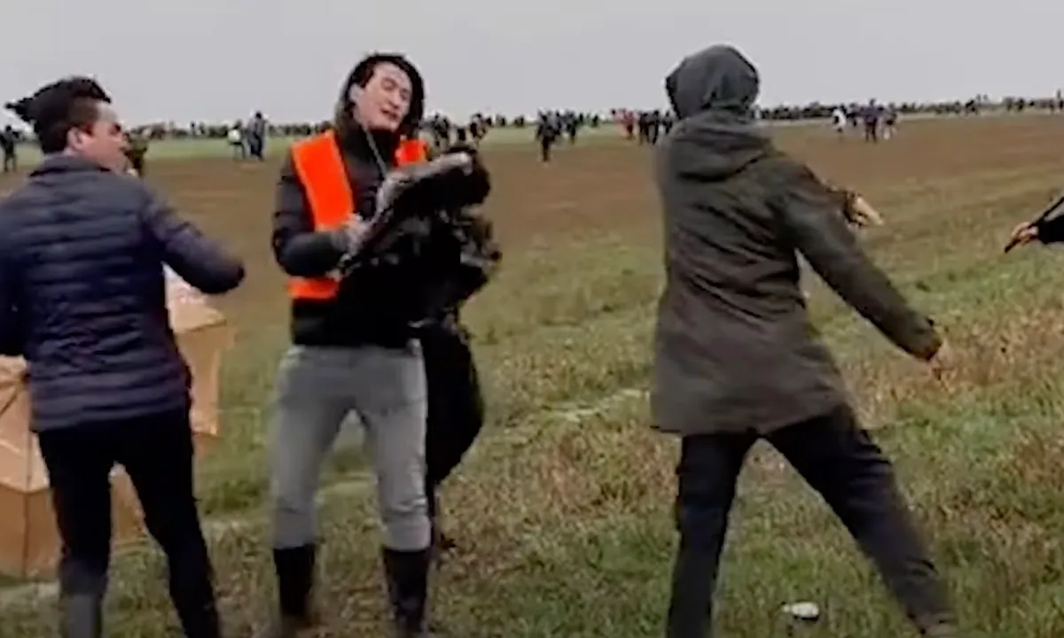 Verslaggever PowNed krijgt klappen van Antifa