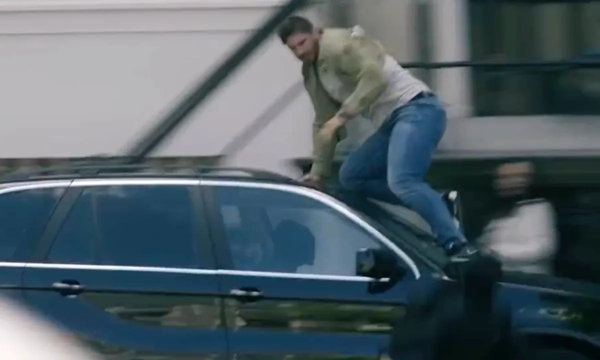 Rico Verhoeven springt op auto tijdens wilde achtervolging door Amsterdam