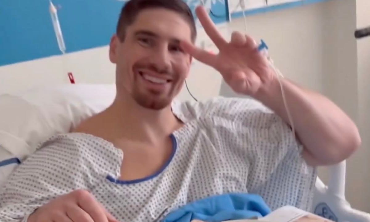 Rico Verhoeven opgenomen in het ziekenhuis, stuurt videoboodschap naar zijn fans