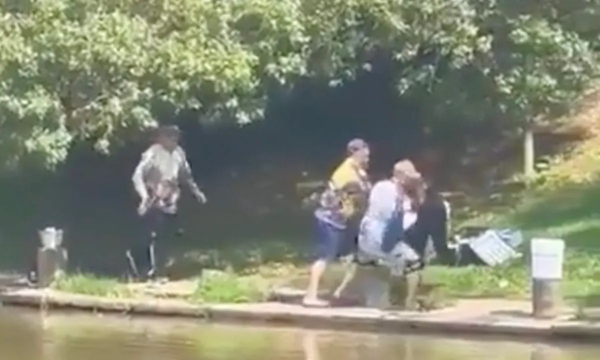 Ruzie tussen vissers eindigt met knokpartij in water