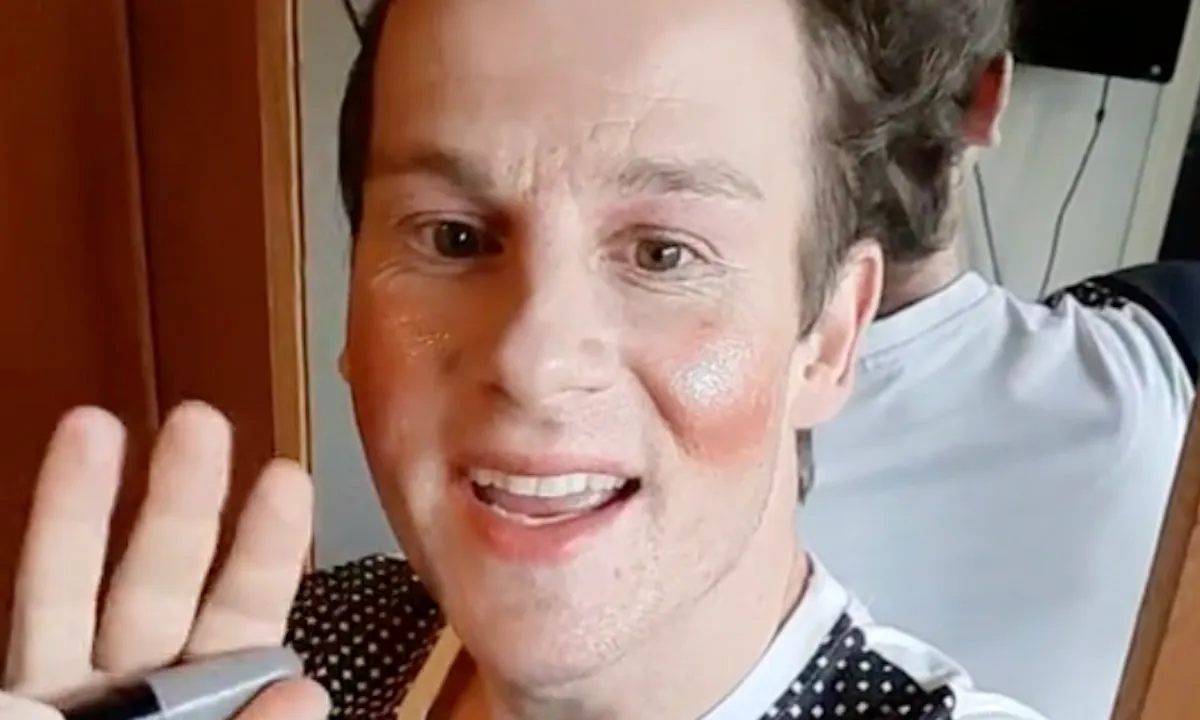 Rapper Sjors brengt laagje make-up aan, yo!