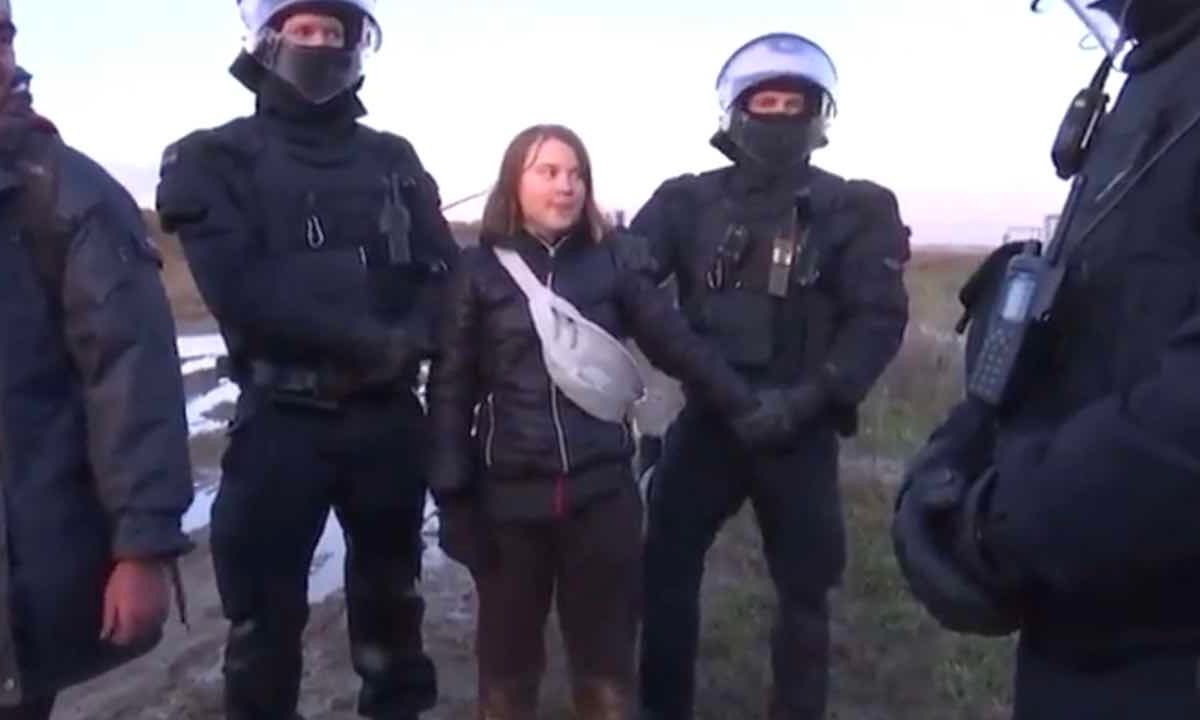 Arrestatie Greta Thunberg in scène gezet
