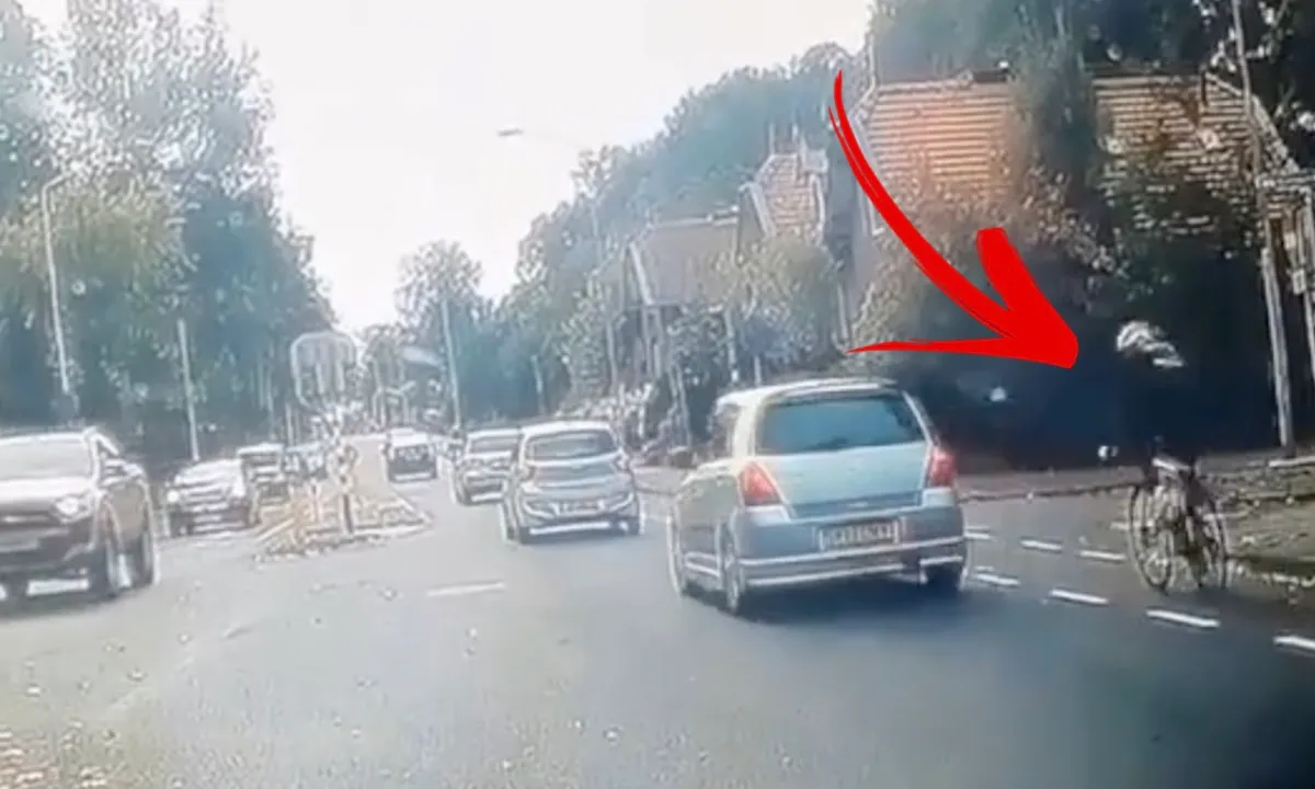 Automobilist neemt hardhandig wraak op vervelende wielrenner