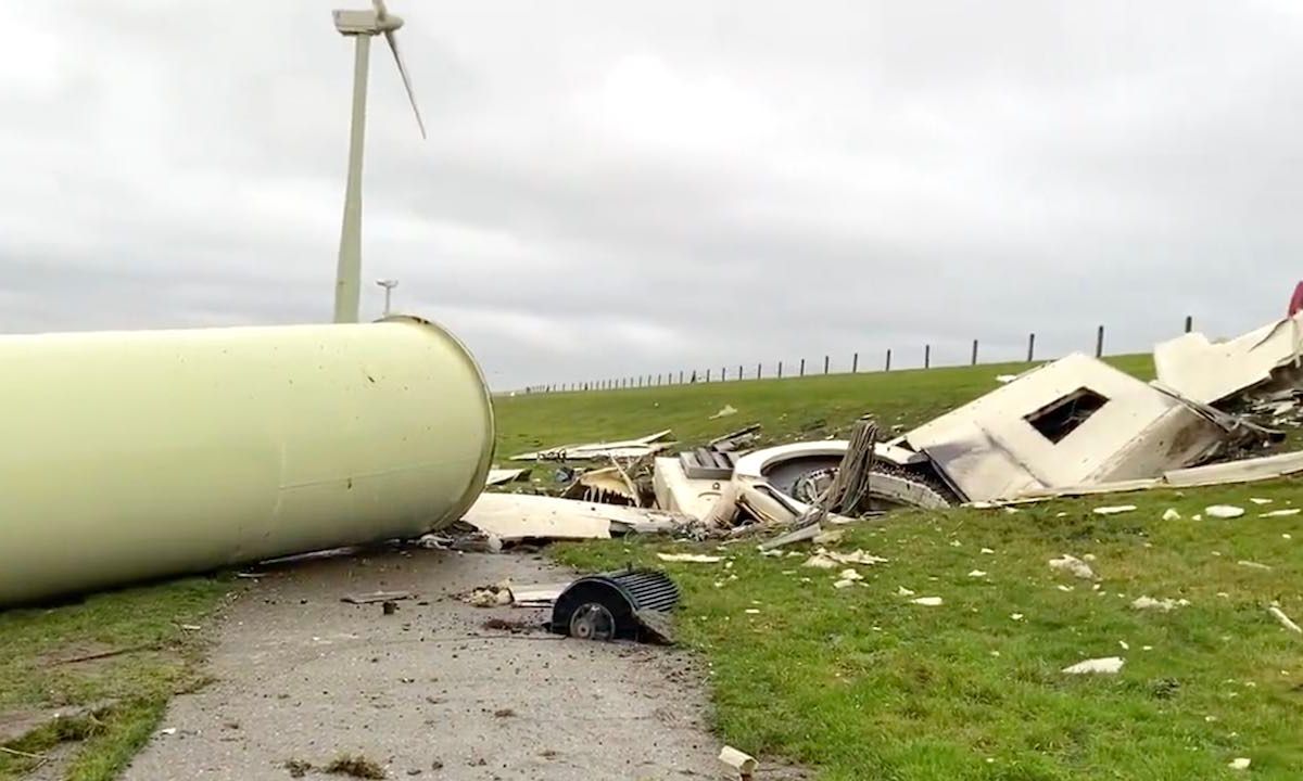 Video: windmolen in Zeewolde knakt en richt ravage aan