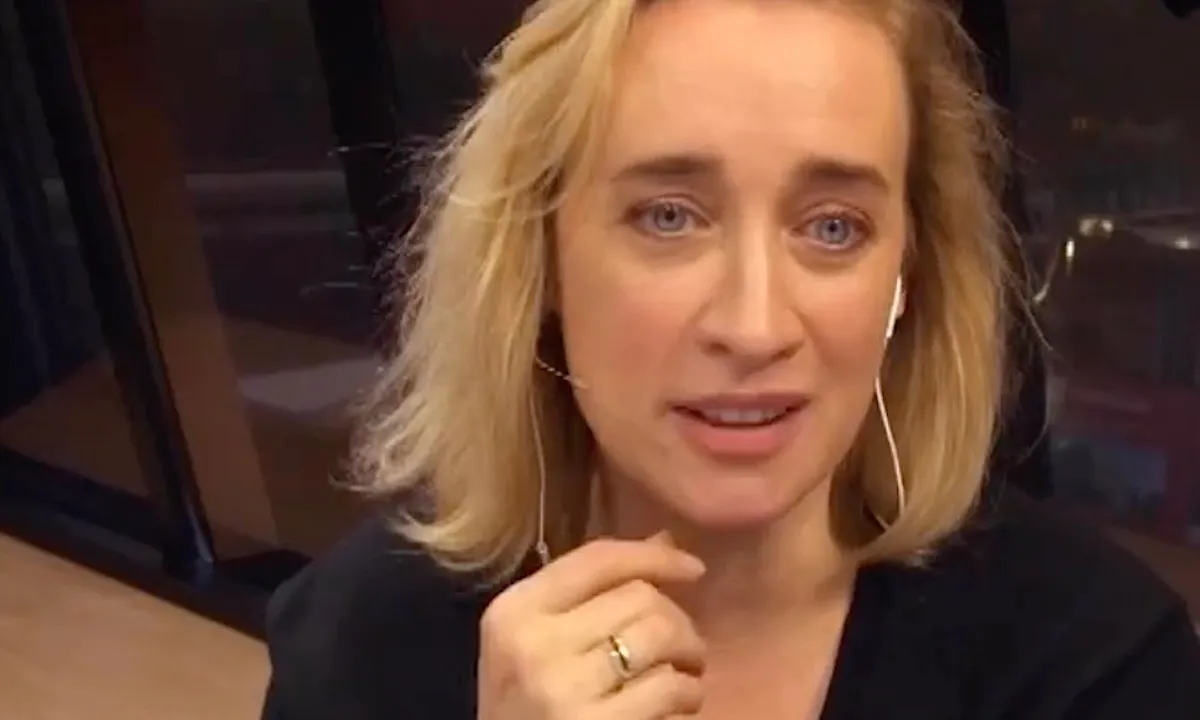 Eva Jinek probeert dikke buik te verstoppen