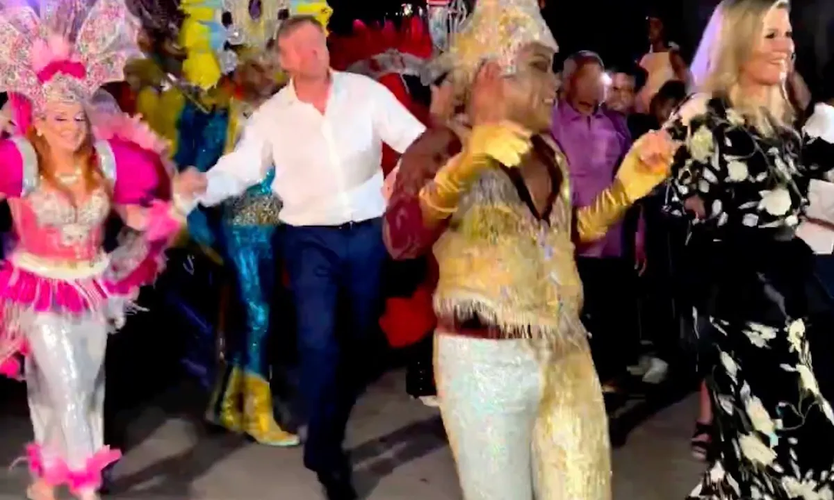 Maxima gooit de heupen los op Aruba, Willem-Alexander slaagt daar iets minder in