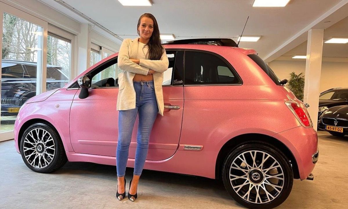 Peter Gillis stopt Nicol Kremers in een roze Fiat